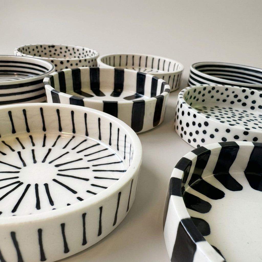 närbild på en samling fat med hög kant och stilren design