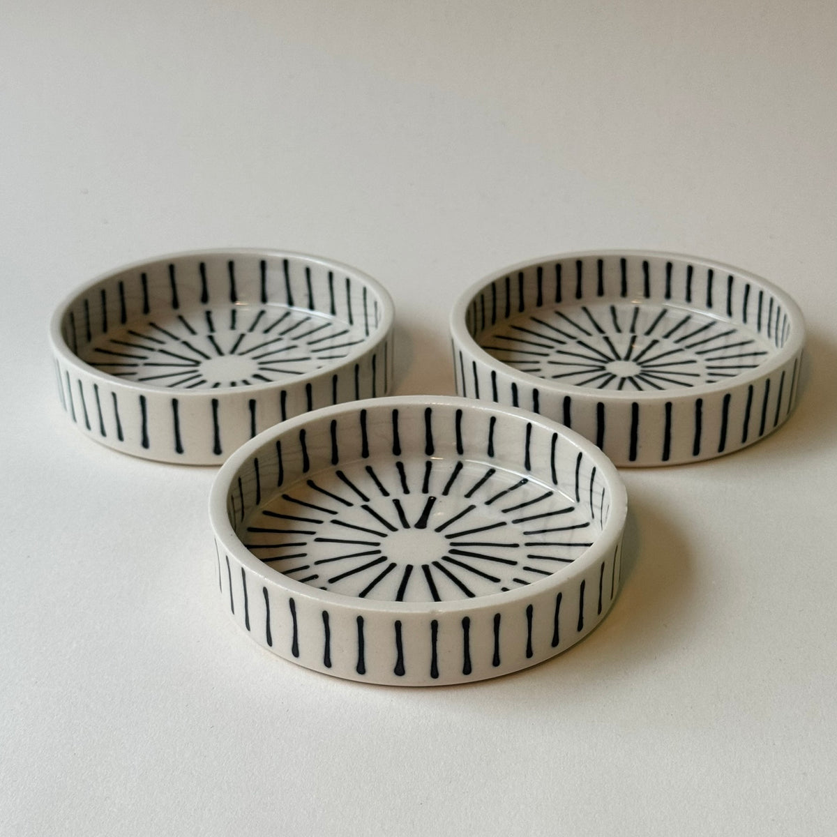 fast med smala ränder och stilren design
