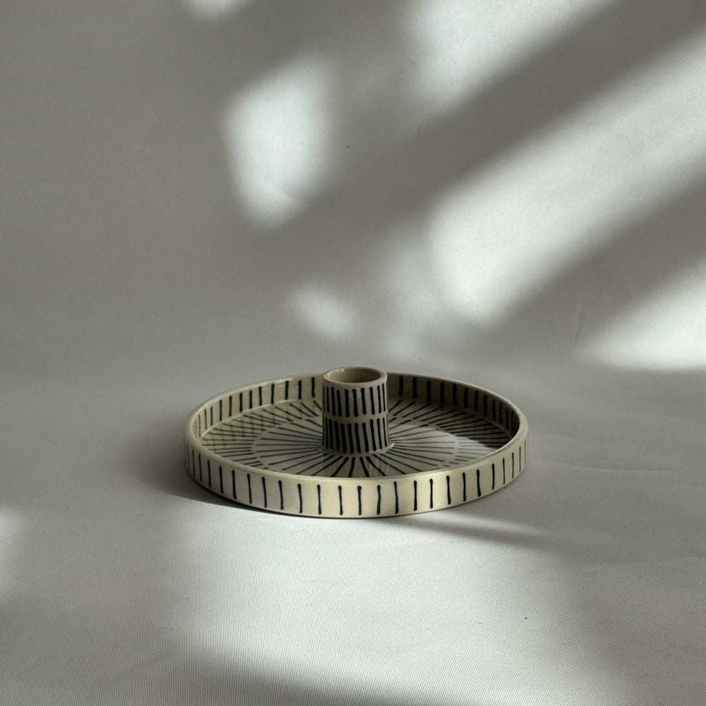 ljusstake med korta streck från sagu keramik